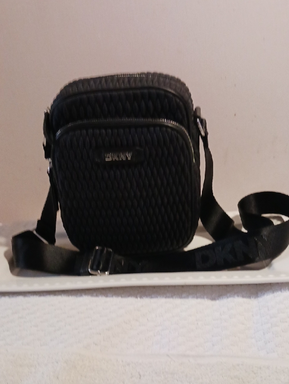 Gorgeous ⚜️DKNY ⚜️ Black Quilted Messenger Crossbody Bag